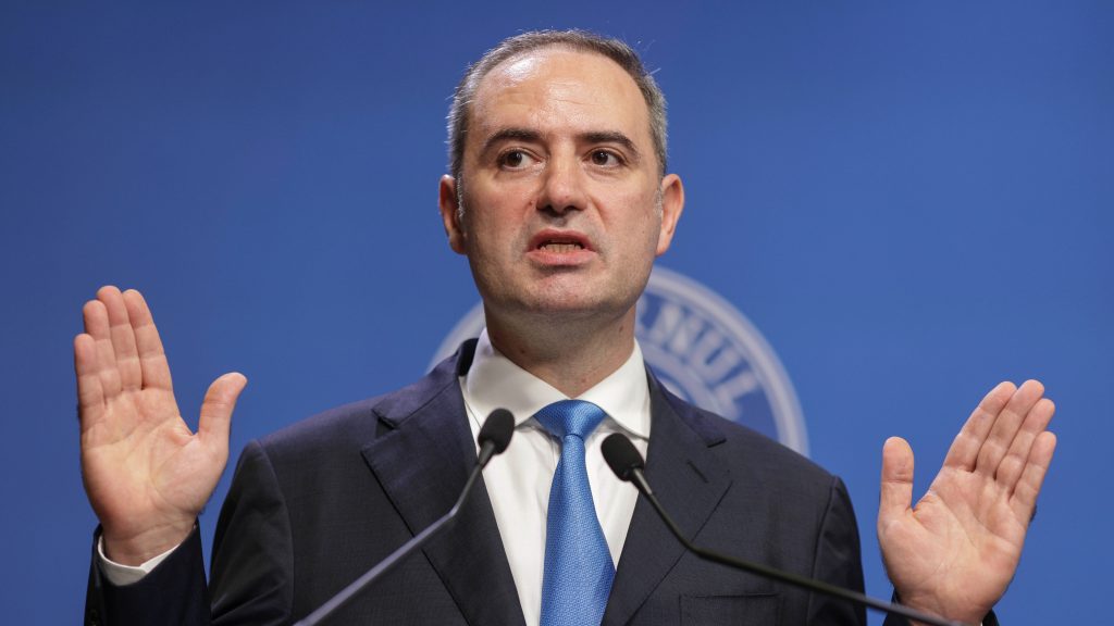 Ministrul Finanţelor: Sper că PSD nu retrage miniştrii din Guvern