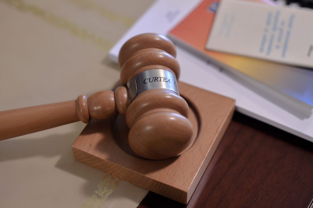 Deținuții, aduși în fața instanței doar la cererea judecătorului