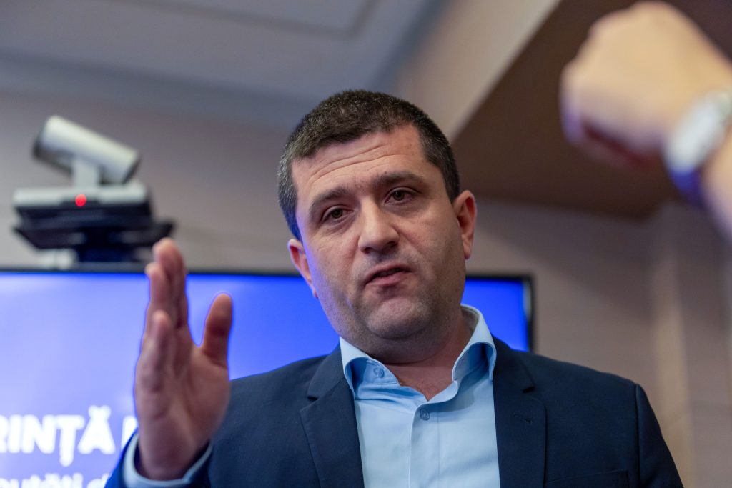 Ministrul Apărării îl atacă dur pe directorul Romarm: „Selectat pe ochi frumoși”
