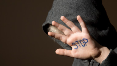 Doi copii din Mureș fug de acasă și acuză părinții de violență fizică