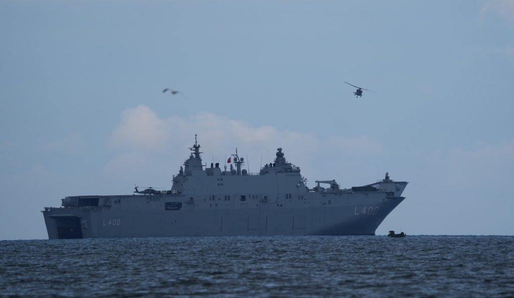 Turcia trimite o navă de asalt pe flancul estic al NATO