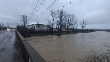 Alertă de inundații în Vrancea, zeci de oameni evacuați.ploi torențiale așteptate