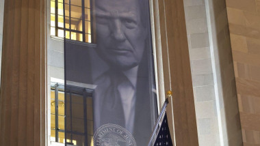 Banner cu Trump la Justiție SUA: „Să facem America din nou sigură”