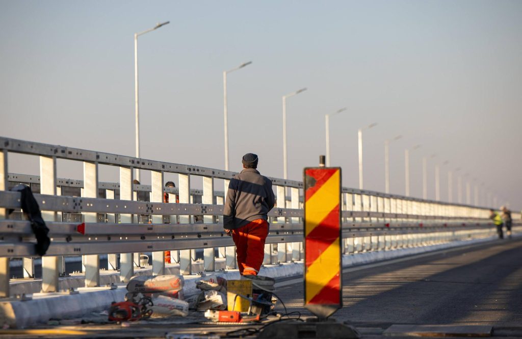 Muncitori în forță pe autostrada Sibiu-Făgăraș: 300 angajați la nodul rutier record