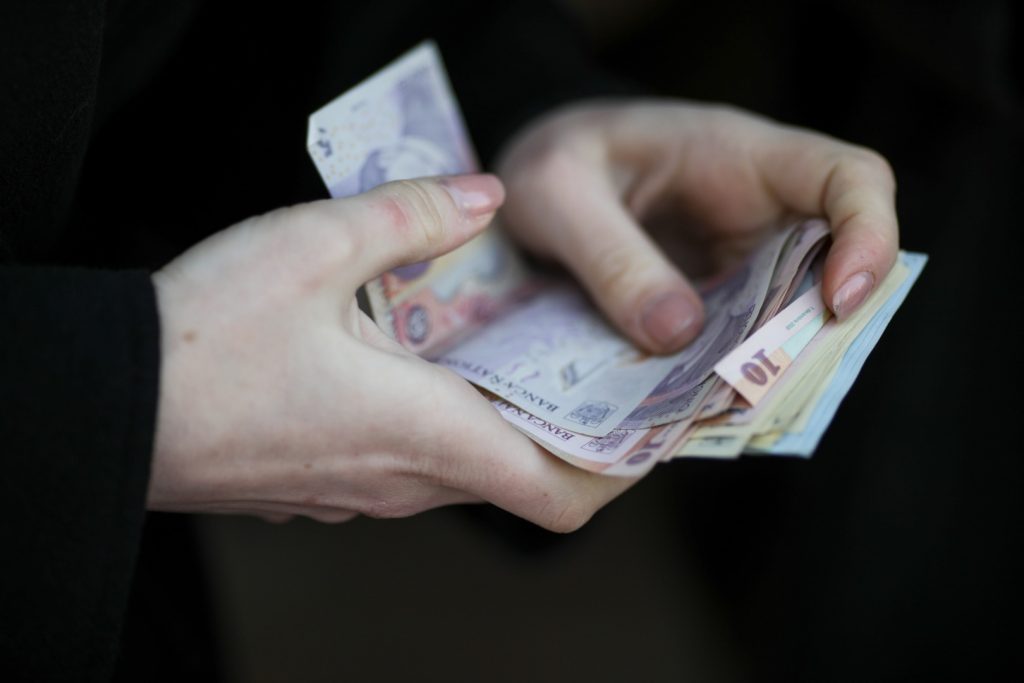 Legea salarizării bugetarilor: fără scăderi salariale, sporuri limitate și o structură unică de grade, din 2027