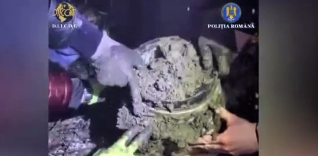 Polițiștii din Argeș descoperă 10 kg droguri îngropate sub zăpadă