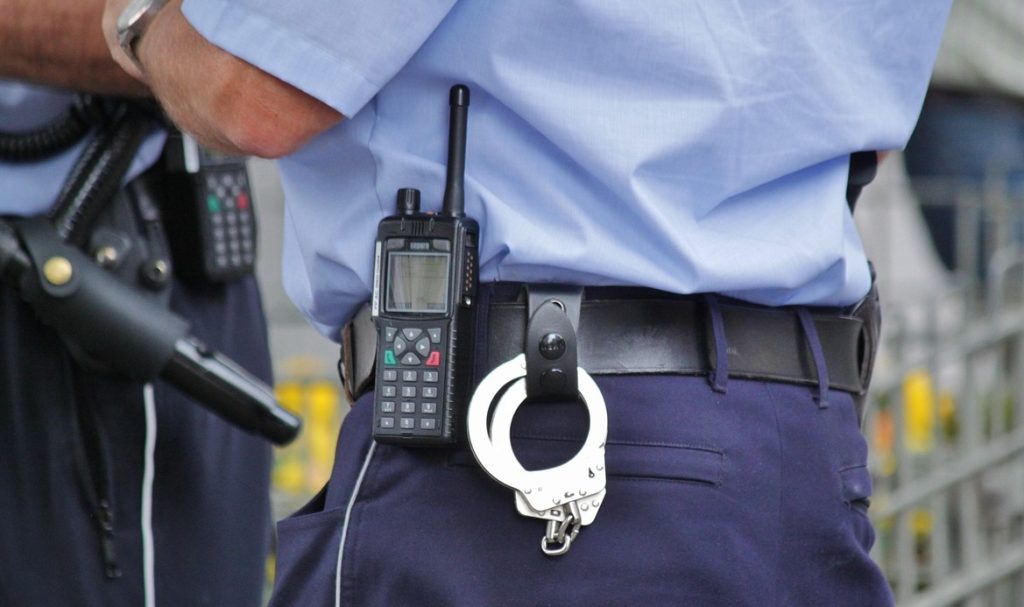 Femeia care a bătut un adolescent în piață a fost reținută de poliție