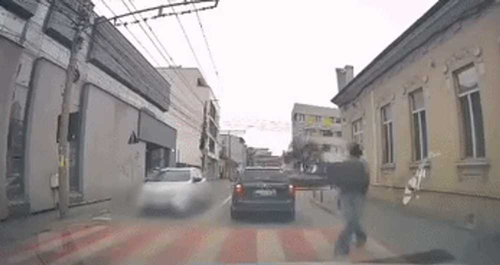 Șofer de ride-sharing surprins oprit pe trecerea de pietoni, amendat
