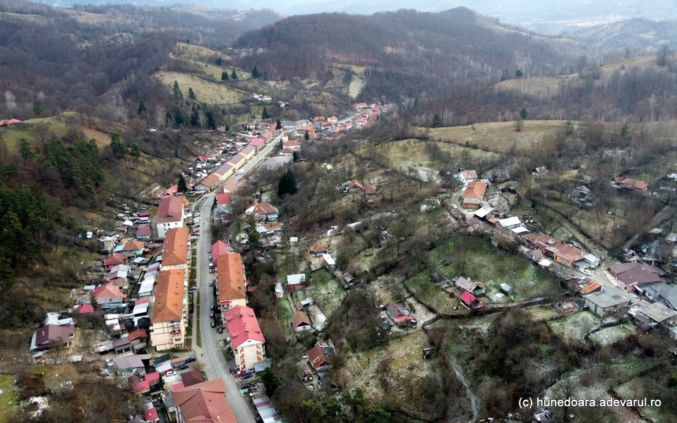 Cutremurele din 2023 distrug orașul sărac din România: „Nu mai putem, stăm în containere de trei ani