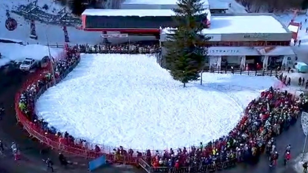 Cozi uriașe la telegondola din Poiana Brașov, sute de turiști în așteptare