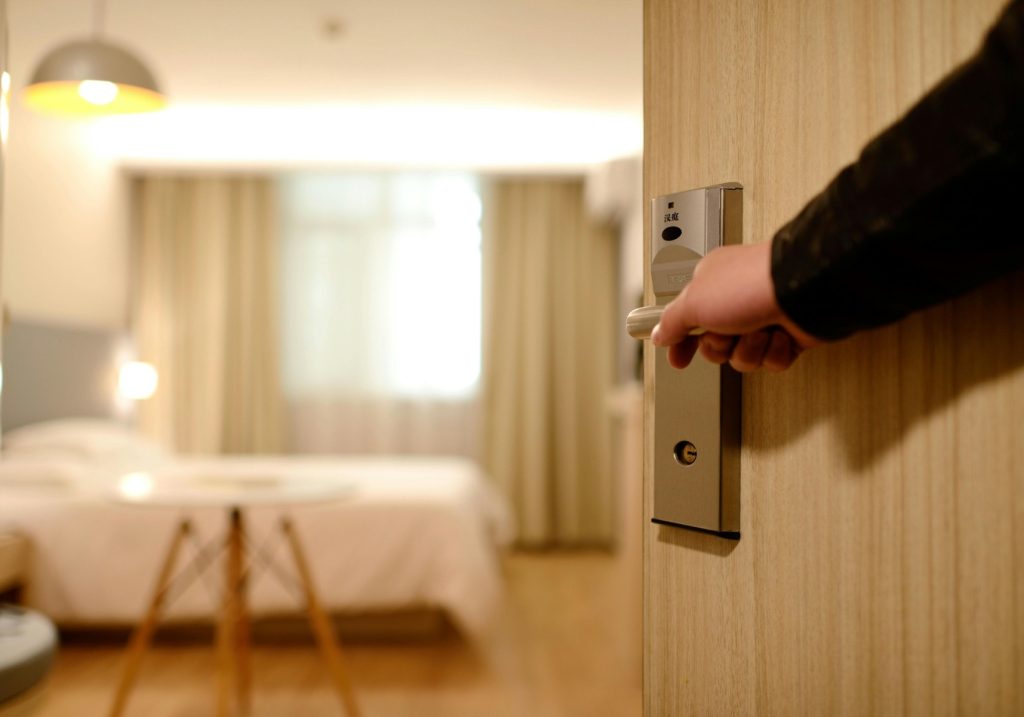 Airbnb vrea să devină „super aplicație” pentru călătorii, spune Brian Chesky