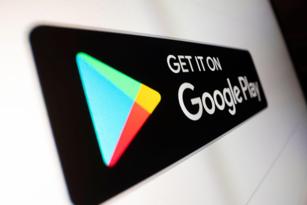 Google folosește AI pentru combaterea malware-ului, interzice zeci de mii de conturi
