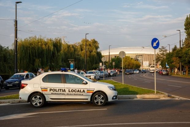 Femeie din Cluj, amendată pentru parcare pe trotuar la 3 ani de la deces