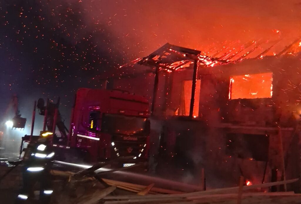Incendiu devastator în Hunedoara: Flăcări și fum dens deasupra unei hale