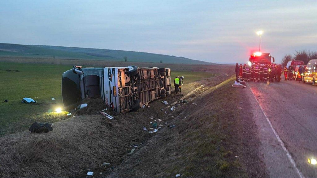 Autocar răsturnat pe DN 24: Un mort și 15 răniți, 44 de pasageri implicați