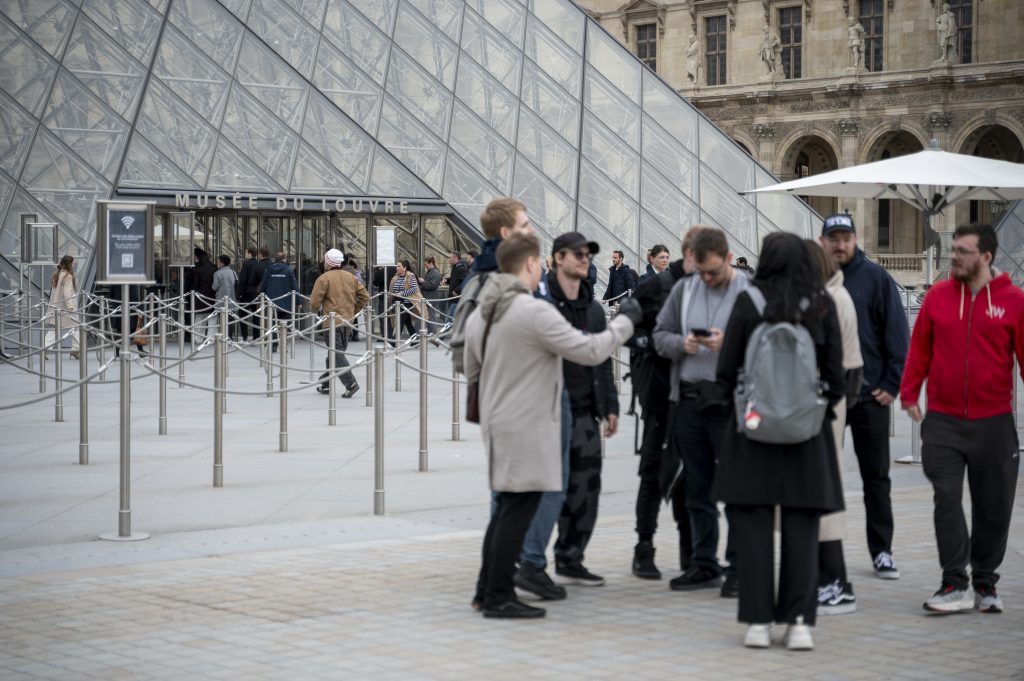 Top atracții turistice de evitat în Europa: De ce Balconul Julietei și Luvru dezamăgesc în 2026