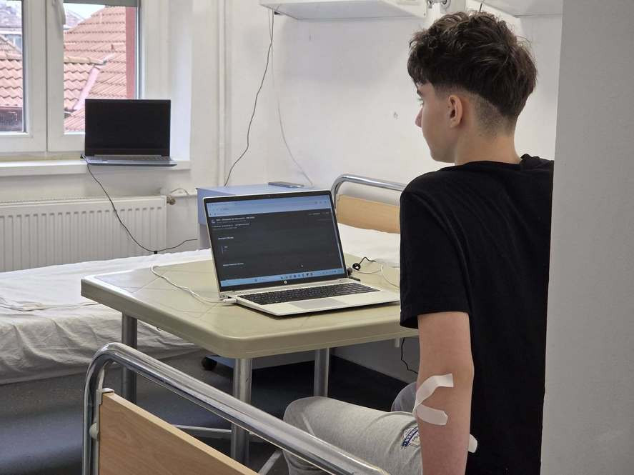 Elev din Tg. Jiu participă la Olimpiada de Informatică din spital, la 2 zile după o operație de urgență