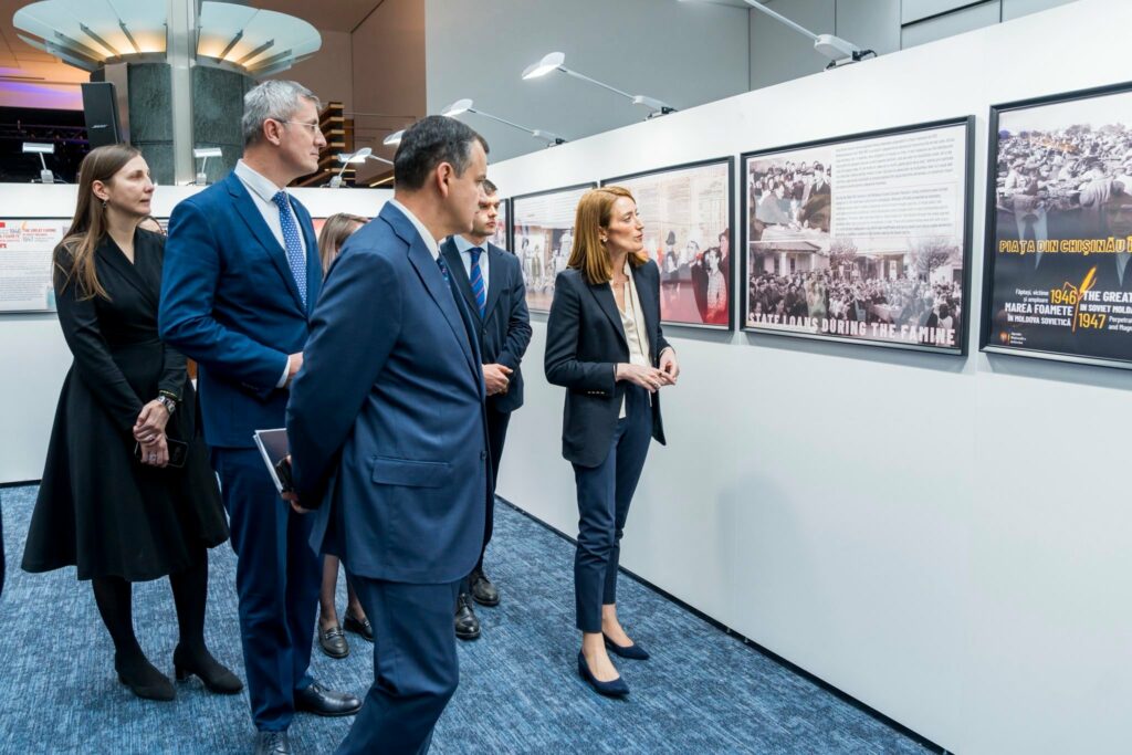 Eugen Tomac prezintă expoziție la Parlamentul European despre foametea din Moldova sovietică (1946-1947)