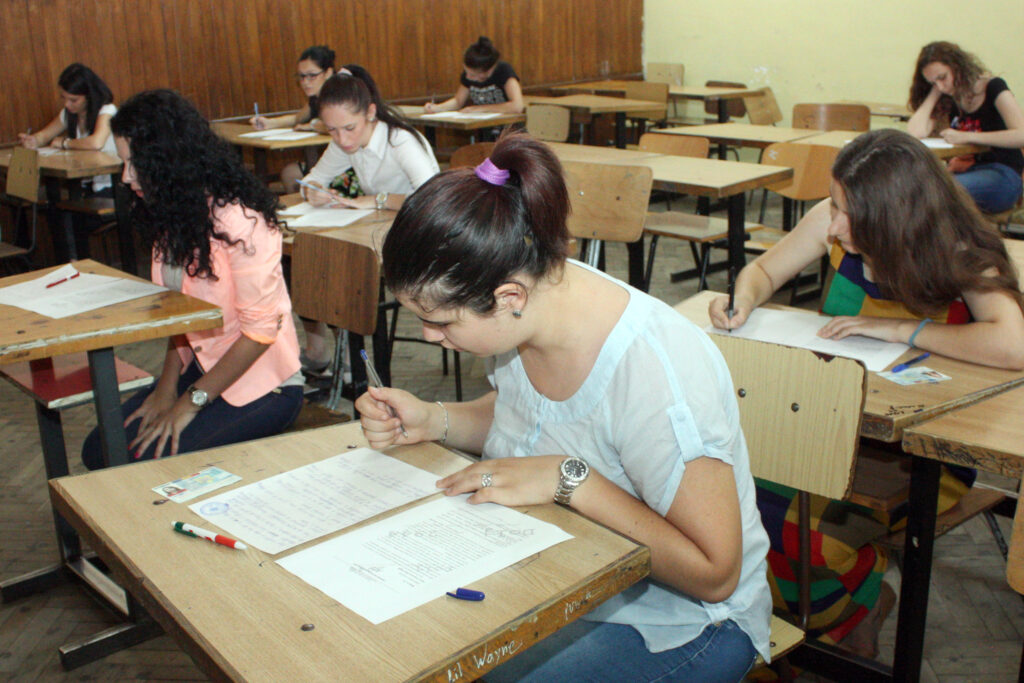 Peste 131.000 de elevi susțin simularea bacalaureatului azi