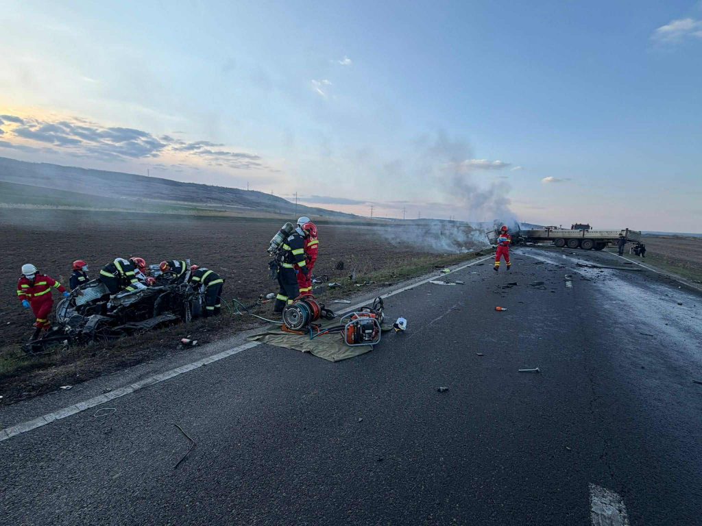 Trafic blocat pe E 581: autocamion în flăcări după un accident violent în Vaslui