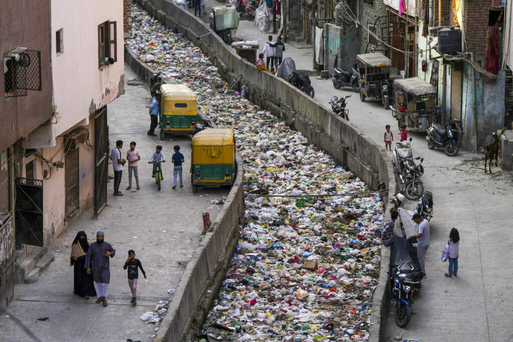 Familiile sărace din India se întoarcă la lemn și cărbune din cauza crizei gazului, poluarea crește alarmant