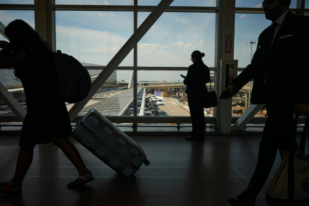 Avion implicat într-un accident pe pista aeroportului LaGuardia din New York