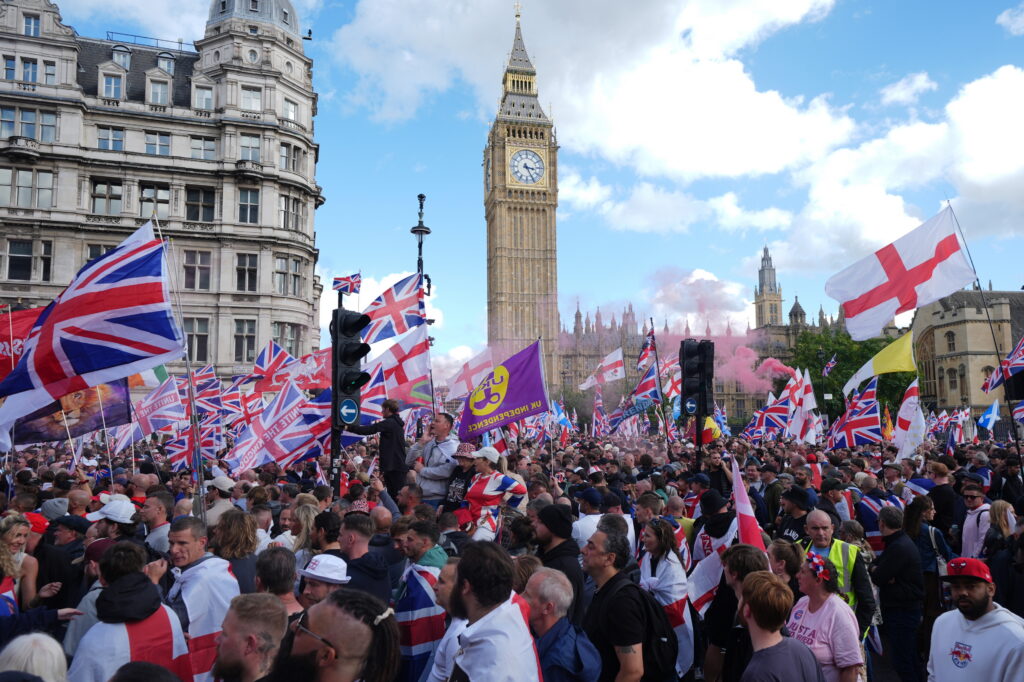 Sute de mii de oameni protestează la Londra împotriva extremei drepte