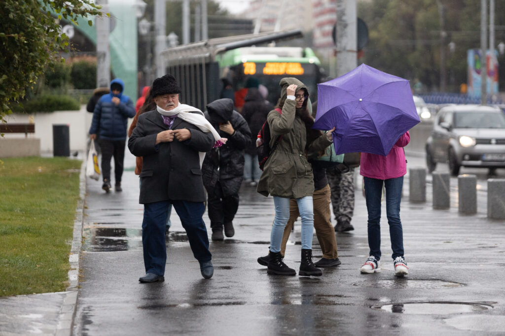 ANM: Averse, vijelii și intensificări ale vântului în mai multe regiuni ale țării, duminică. Prognoza meteo pentru București
