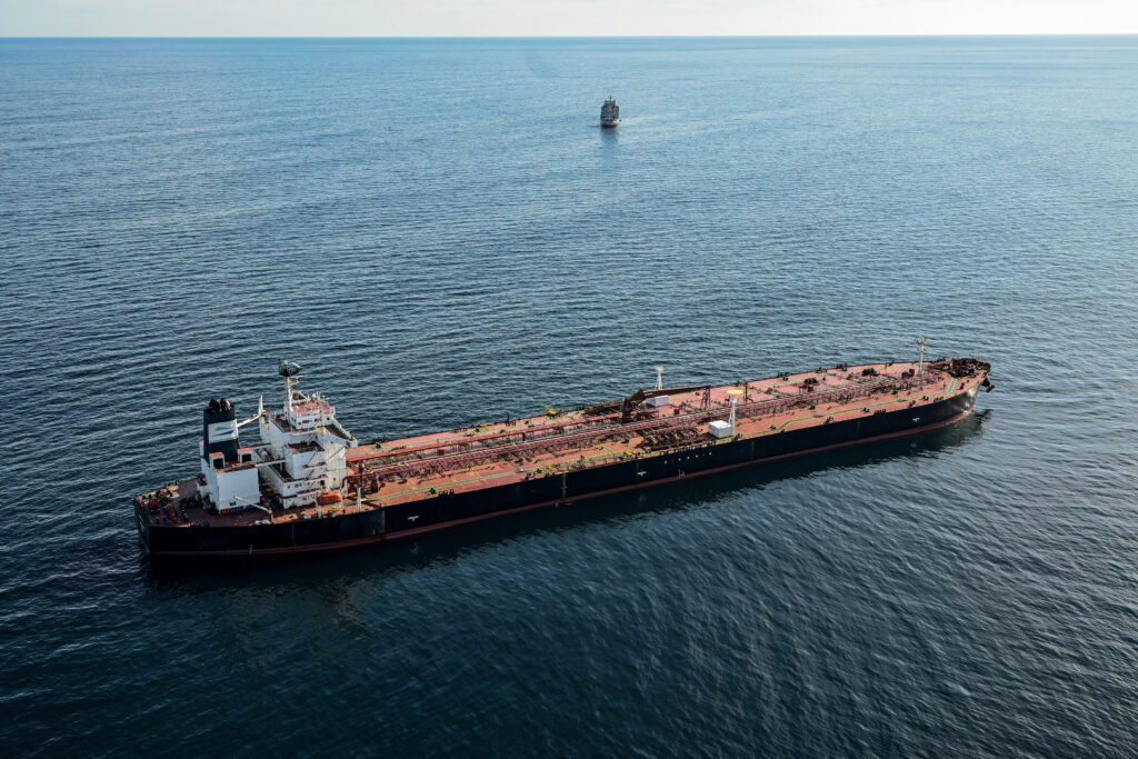 Rusia pregătește nave de război pentru escortarea flotei fantomă