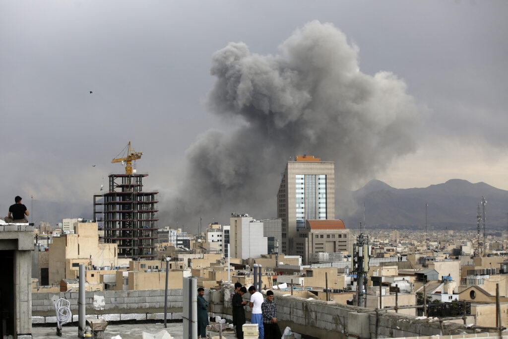 Războiul în Israel, ziua 19: Iran lansează rachete balistice, prețul benzinei în SUA crește