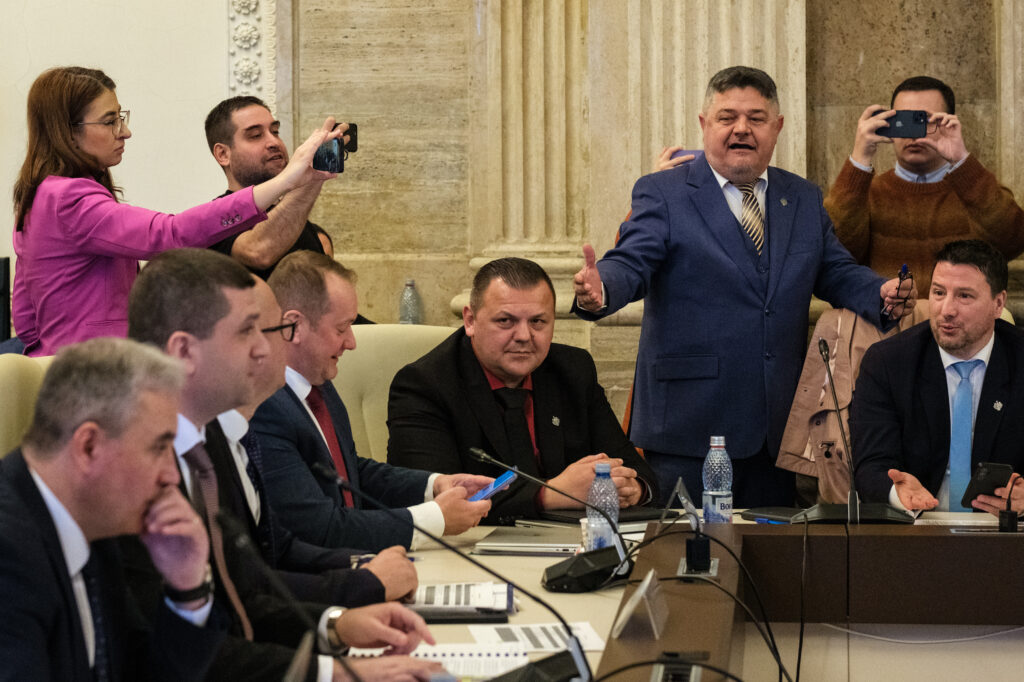 PSD și AUR aprobă ajutoare pentru militari: sprijin financiar pentru pensionarii cu venituri mici