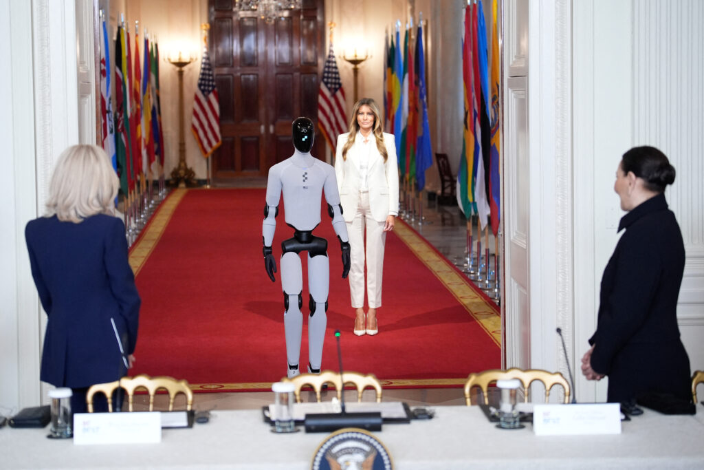 Melania Trump prezintă un robot umanoid la summit global: Viitorul clasei cu AI