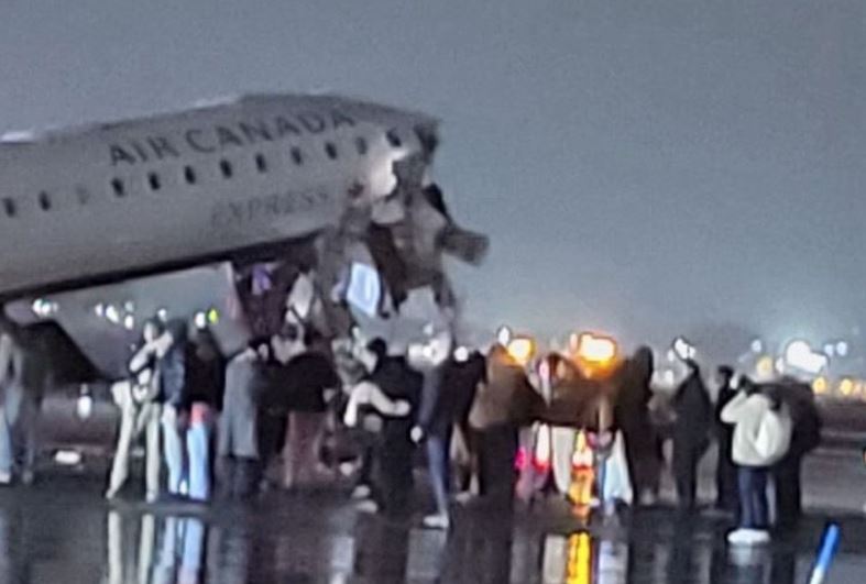 Avion lovește un vehicul pe pista aeroportului din New York în timpul aterizării