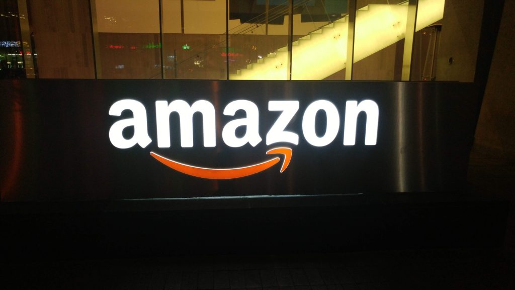 Amazon dezvoltă un smartphone inteligent cu AI avansată