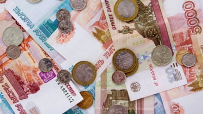 Nouă milioane de ruși, blocați în țară din cauza datoriilor, pot fi taxați suplimentar dacă vor să plece în străinătate