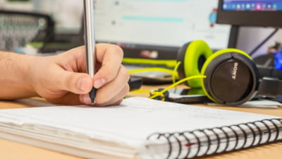 Scrisul de mână: îmbunătățirea memoriei, atenției și sănătății creierului