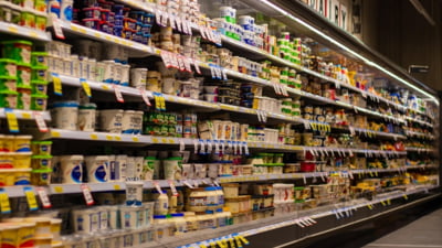 Prețurile în supermarketuri nu scad odată cu ieftinirea carburanților. Cine plătește pentru paradoxul economic românesc?