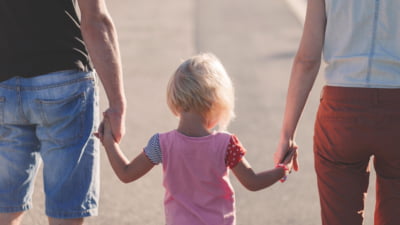 O fetiță de 9 ani din Cluj, obligată să se trezească la 5 dimineața pentru adulți