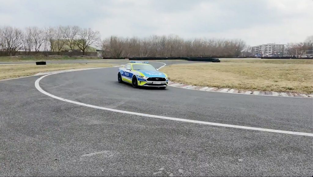 Poliția poloneză primește un Mustang confiscat de la șoferul băut