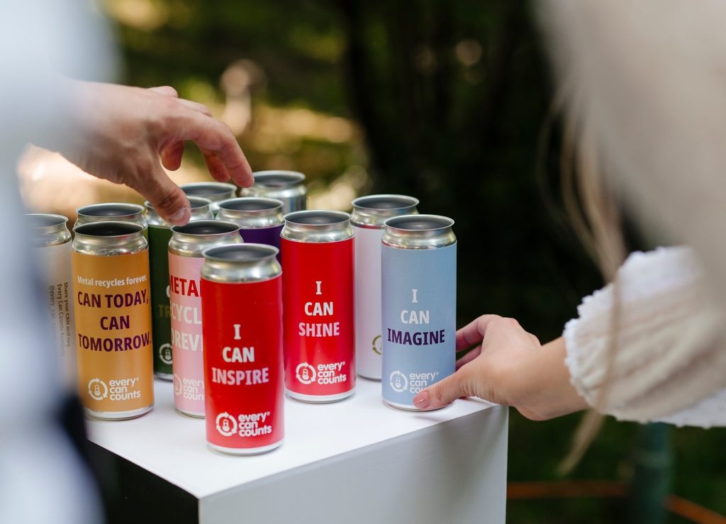România reciclează 3 din 4 doze prin Every Can Counts și SGR.
