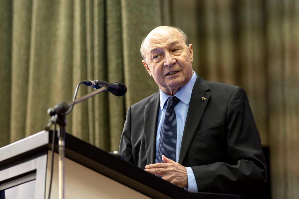 Băsescu: Guvernul nu ar trebui să intervină pe piața carburanților