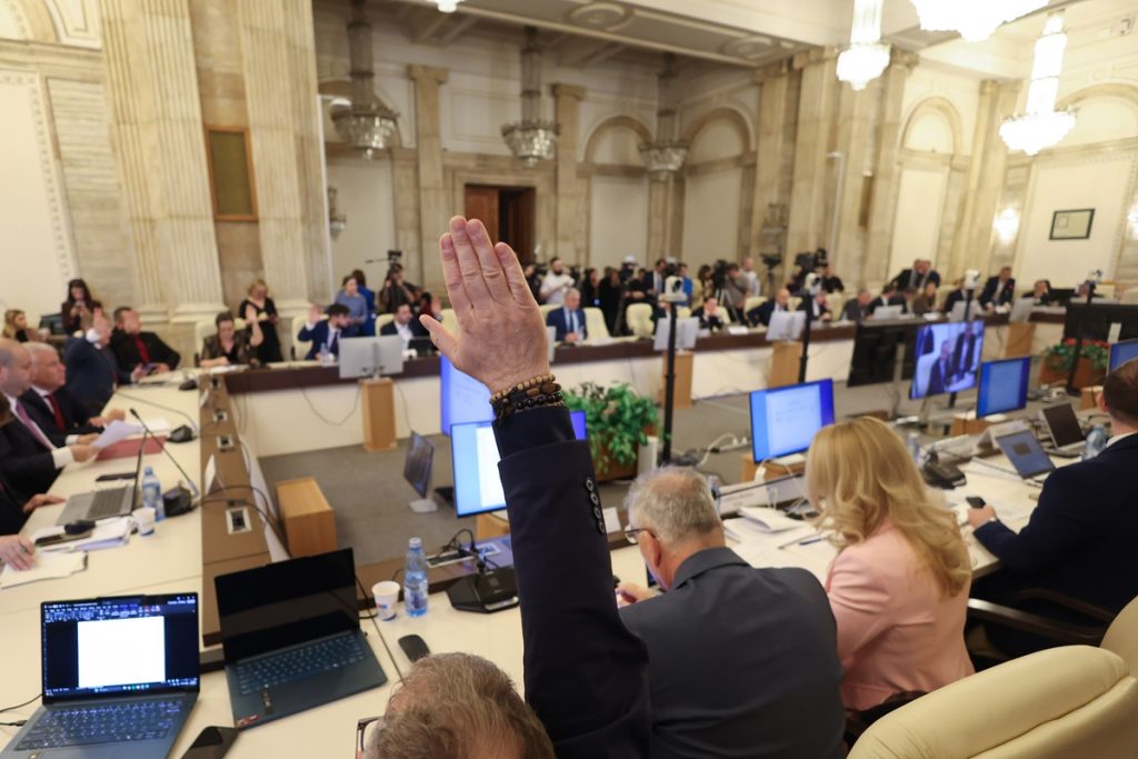 Bugetul pe 2026 intră azi în Parlament, după două zile de tensiuni