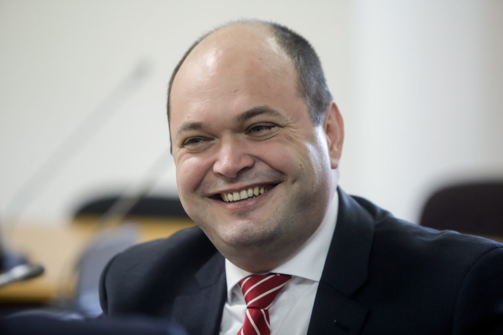 Bolojan: Nu avem bani pentru scăderea drastică a prețului carburanților
