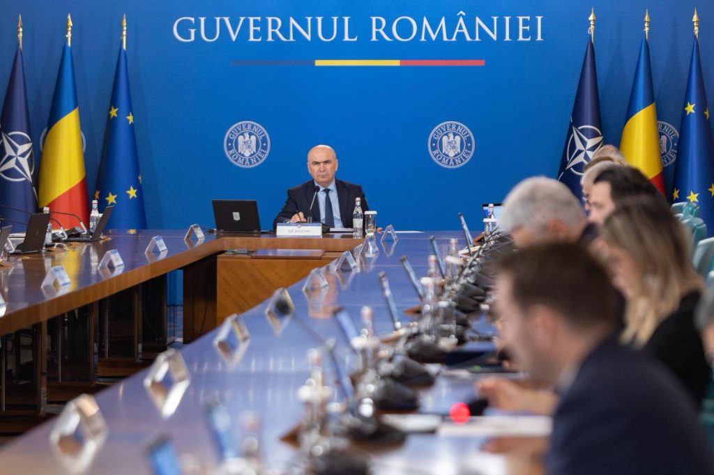 Bolojan discută cu miniștrii despre prețurile carburanților: soluții definitive săptămâna viitoare