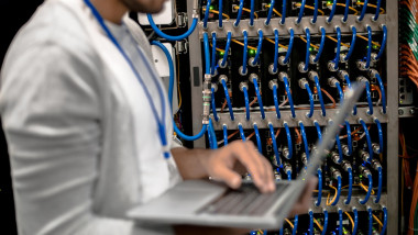 OpenAI și Anthropic recrutează experți în arme chimice și explozivi pentru securitate AI