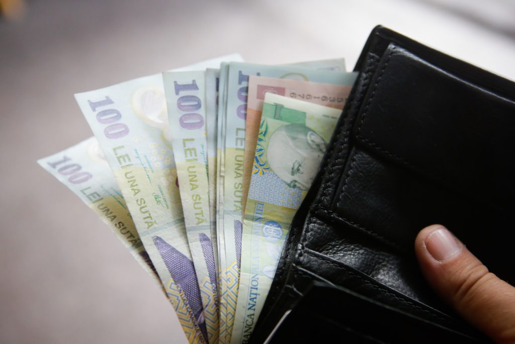 Salariul minim crește la 1 iulie 2026: bani în plus pentru angajați, costuri pentru firme