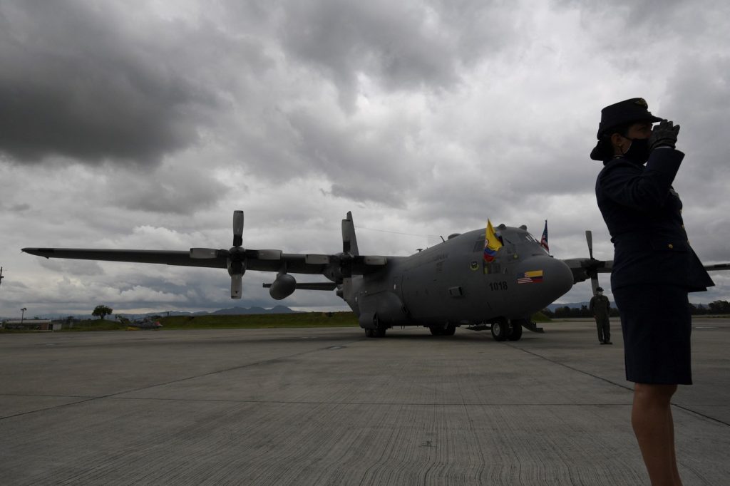 Avion militar columbian se prăbușește la decolare: 67 răniți, 110 oameni la bord
