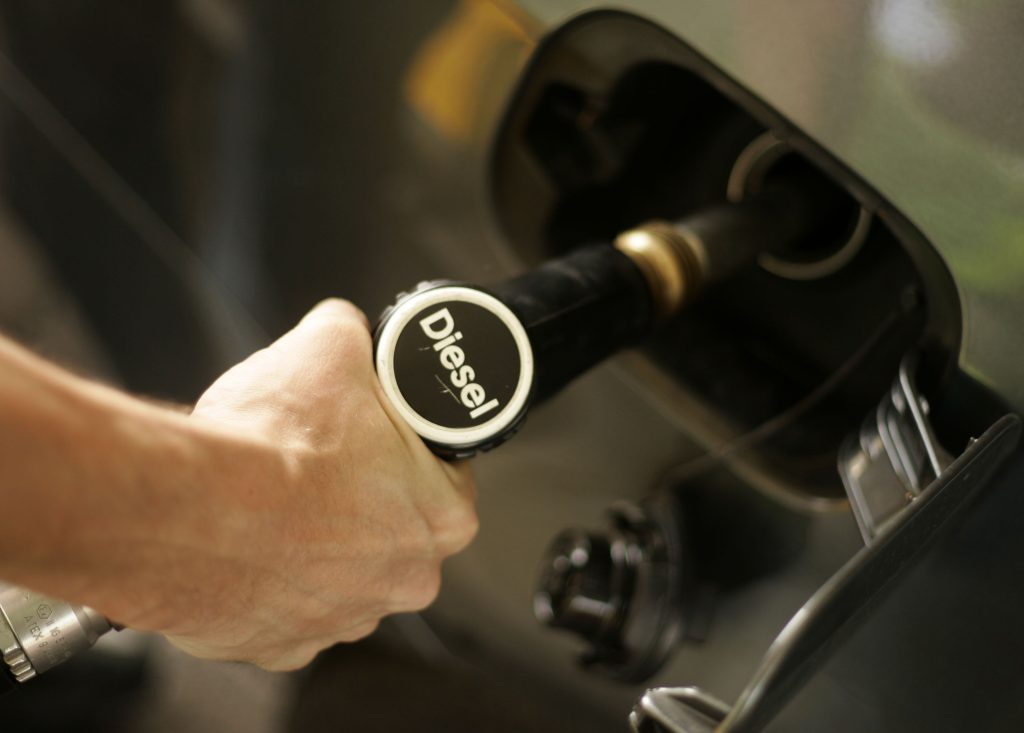 Prețul motorinei standard a depășit 10 lei pe litru