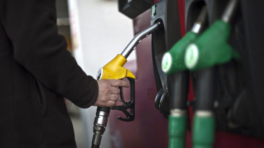 Ședința Guvernului pe limitarea adaosului la carburanți, amânată din cauza lipsei avizului CES
