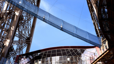 Turnul Eiffel se înalță cu un pod suspendat la 60 de metri pentru vizitatori